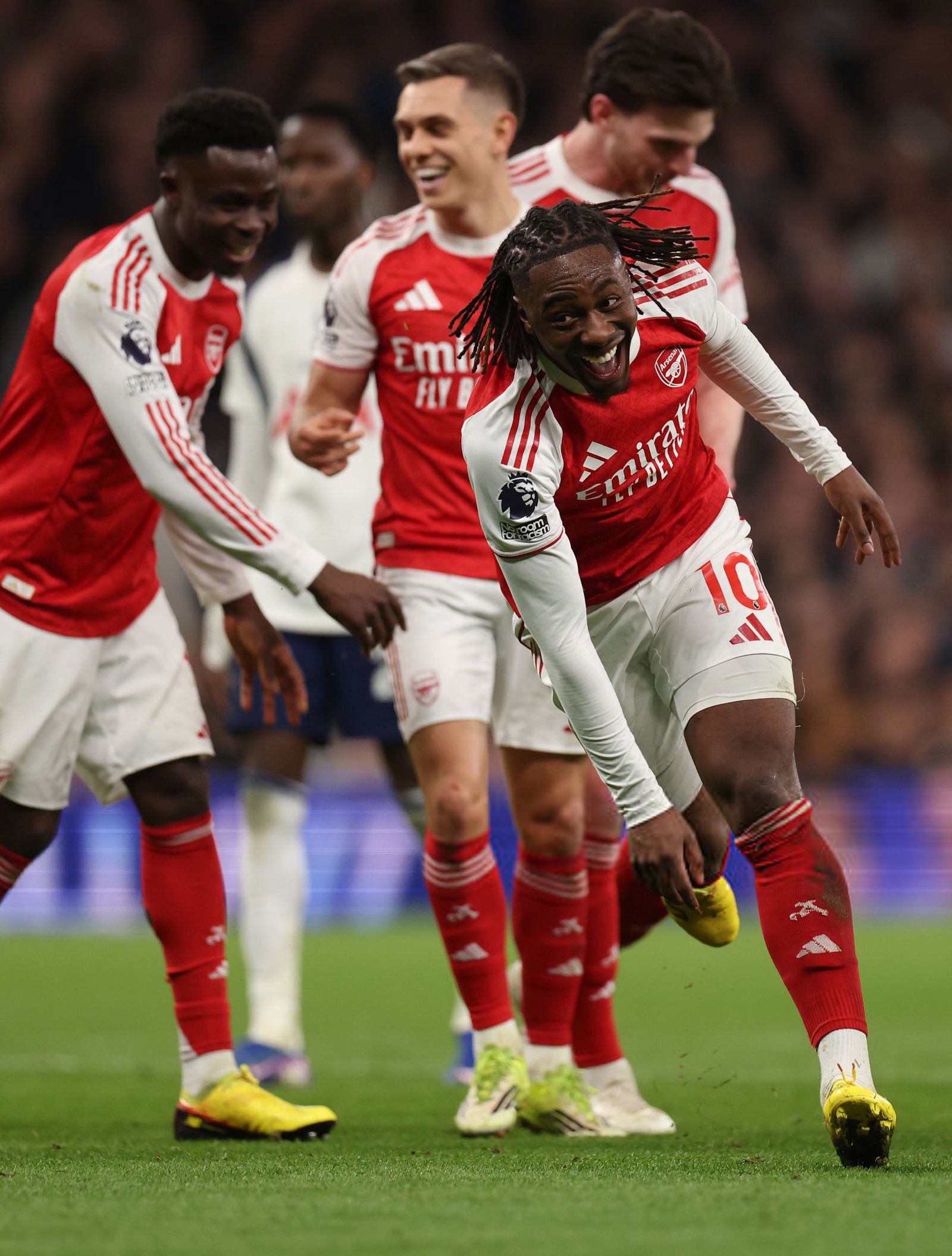 Eberechi Eze stole the show again with a brace as Arsenal crushed Tottenham 4-1 away in the North London Derby.
Goals from Eze (x2) and Viktor Gyokeres sealed a dominant night for Mikel Artetaâs side.
Statement win. Title energy. đ„