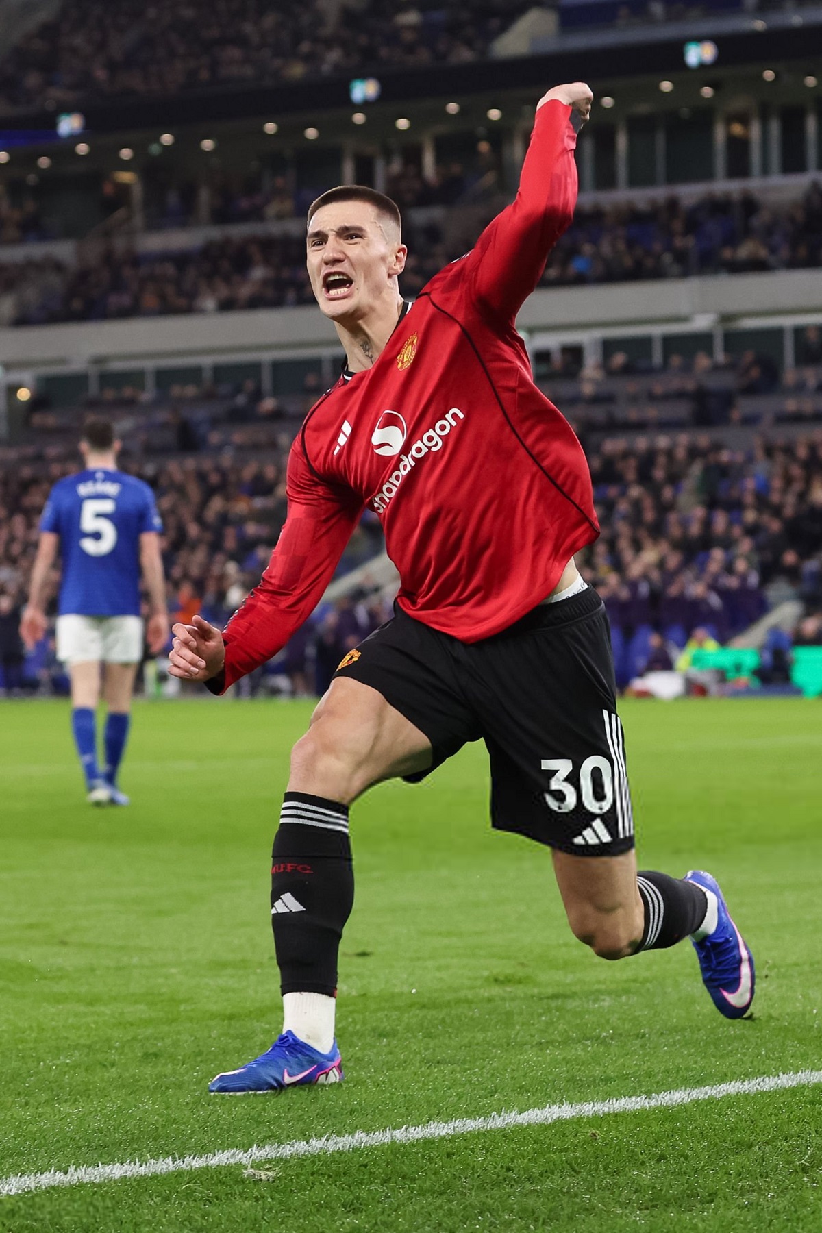 Manchester United secured a 1â0 victory over Everton in the Premier League last night, earning a crucial three points. Substitute Benjamin Ć eĆĄko netted the decisive goal in the second half to seal the win.