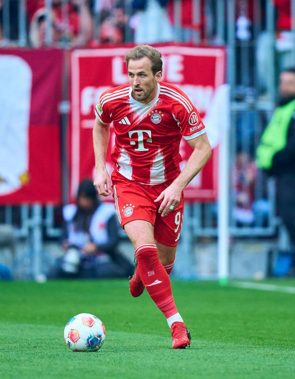 Bayern Munich honorary president Uli Hoeness is wary of the Saudi Pro League trying to tempt England striker Harry Kane as the German club continue talks with the 32-year-old over a new deal beyond summer 2027. (Kicker)