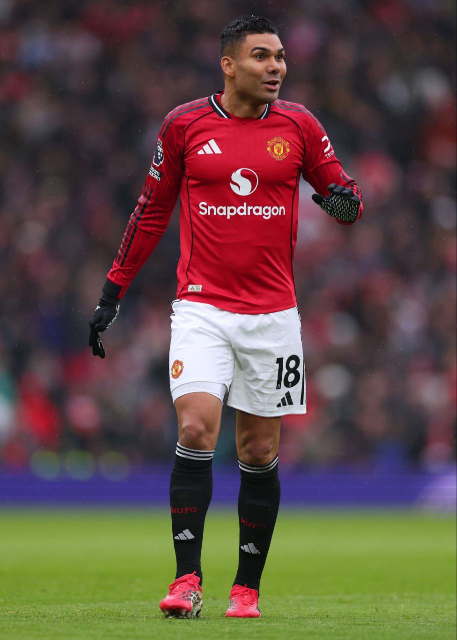 Inter Miami have started talks with Brazil midfielder Casemiro's camp about signing the 34-year-old, who will leave Manchester United in the summer, but the Major League soccer side face competition from other teams in Europe and Saudi Arabia. (Fabrizio Romano)