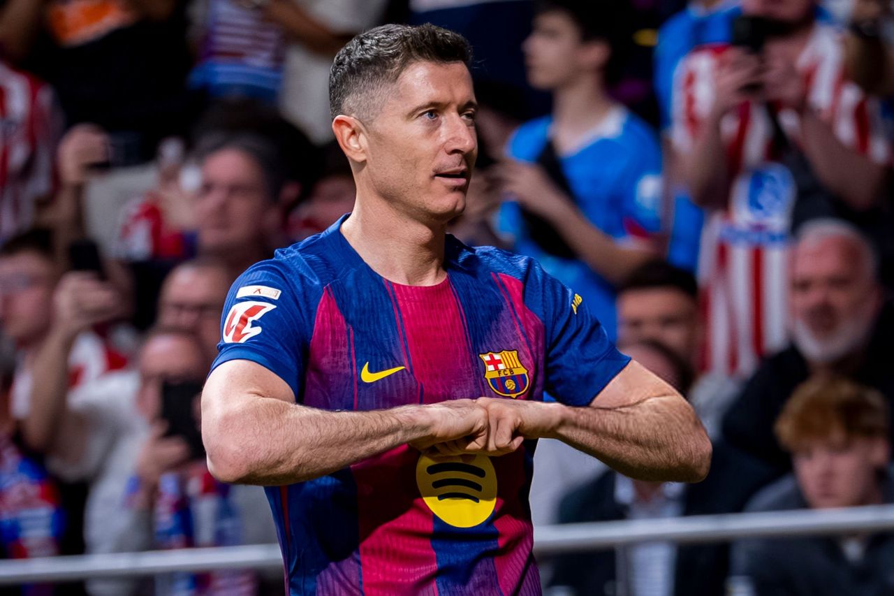 Agent of veteran striker set to meet Barcelona officials in May over new deal