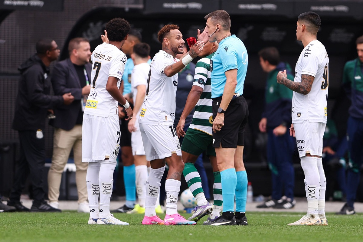Neymar furious after mistaken substitution in Santos defeat